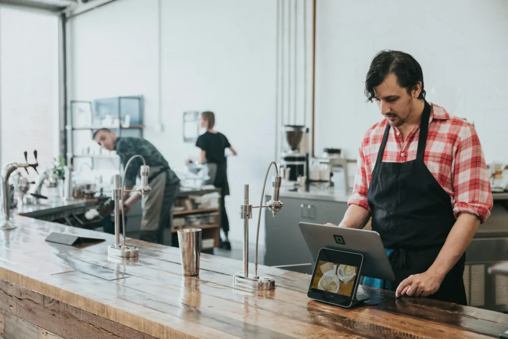 an-employee-is-using-a-tablet-to-order-food-1024x683-14